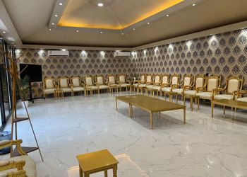 مزرعة بمسطح اخضر وجلسة خارجية 