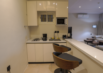 شقة بغرفة معيشة وغرفة نوم 