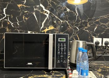 استديو بأثاث مريح وبسيط
