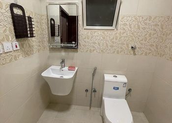 شقة بصالة جلوس وثلاث غرف نوم