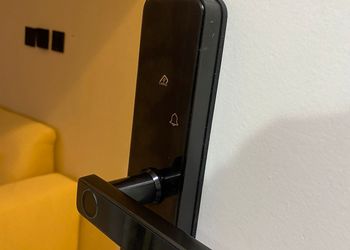 شقة بصالة أنيقة ودخول ذاتي
