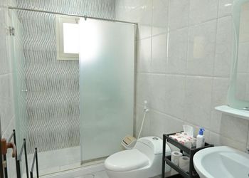 شقة انيقة بصالة وثلاث غرف نوم 