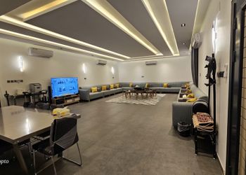 شاليه بمسطح اخضر وجلسة خارجية 