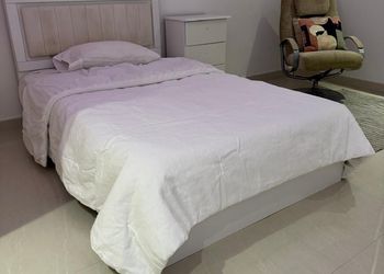 شقة بغرفة معيشة وغرفتين نوم 