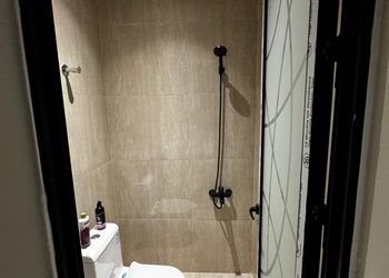 استديو بأثاث مريح وبسيط