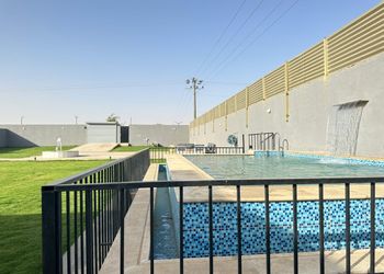 شاليه بصالة مطلة على جلسة خارجية