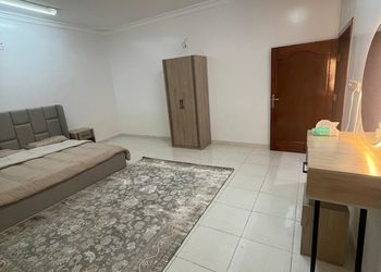 استديو بسرير ماستر وأثاث مريح 