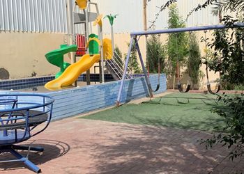 شاليه بجلسة خارجية وألعاب أطفال