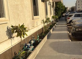 شقة مريحة بصالة وغرفتين نوم 