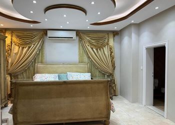 شقة بصالة جلوس وثلاث غرف نوم 