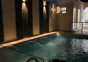 شاليه بمسطح اخضر ومسبح 