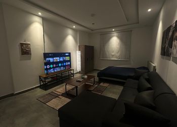 استديو بسرير ماستر وجلسة مريحة 