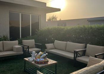 استراحة بمسطح اخضر وجلسة