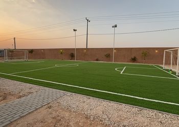 استراحة بمجلس واسع وفناء خارجي 