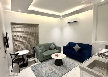 شاليه بمسطح اخضر ومسبح 