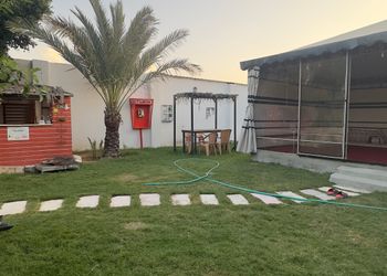 شاليه داخل مزرعة بجلسة خارجية 