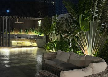 شاليه بجلسة تطل على مسبح خارجي 