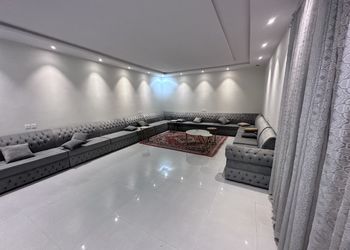 شاليه بمسطح اخضر وجلسة 