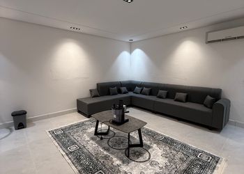 شقة بصالة جلوس وغرفة نوم مريحة 