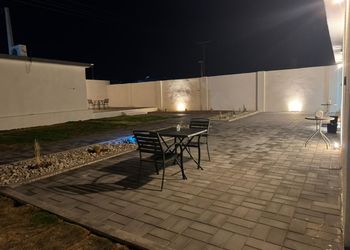 شاليه بجلسة خارجية ومسبح