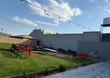 استراحة بمجلس وفناء خارجي 
