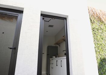استراحة بجلسة خارجية و العاب مائية