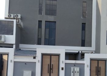 شقة بصالة مريحة وغرفتين نوم 