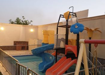 شاليه بجلسة خارجية والعاب مائية