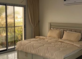 استراحة بمسطح اخضر وجلسه خارجيه