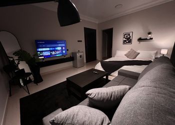 استديو بتصميم انيق ودخول ذاتي