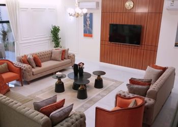 شاليه بجلسة تطل على مسبح خارجي 