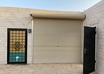 شاليه بمسطح اخضر وألعاب أطفال