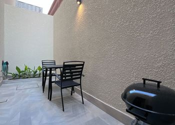شقة بصالة انيقة ودخول ذاتي