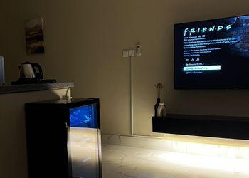 شقة بصالة انيقة ودخول ذاتي