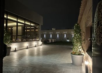 شاليه بجلسة خارجية ومسطح اخضر