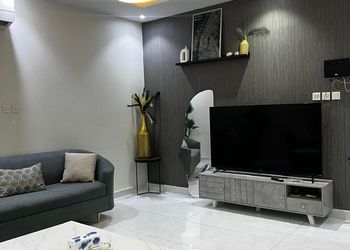شقة بغرفة معيشة وغرفة نوم 
