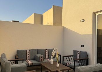 شقة بغرفة معيشة وغرفة نوم 