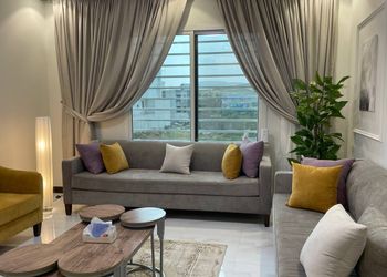 دور علوي بأثاث مريح وبسيط 