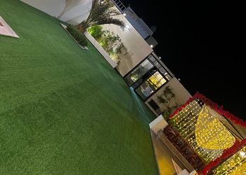 شاليه بمسطح اخضر وجلسة خارجية 