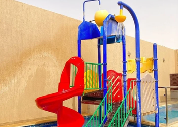شاليه بمسبح وألعاب مائية 