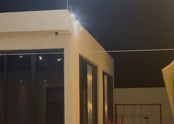 شاليه بمجالس مريحة ومسبح خارجي 