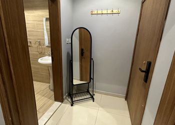 غرفة بأثاث مريح وبسيط 