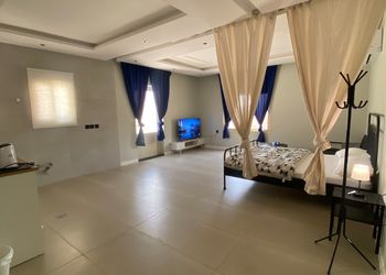 استوديو بمطبخ وحمام وسطح خاص