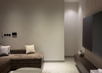 شقة بغرفة معيشة وغرفتين نوم 