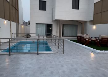 شاليه بمسطح اخضر وجلسة خارجية 
