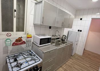شقة بغرفة معيشة وغرفة نوم 