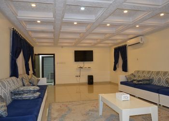 شاليه بمسطح اخضر وجلسات خارجيه