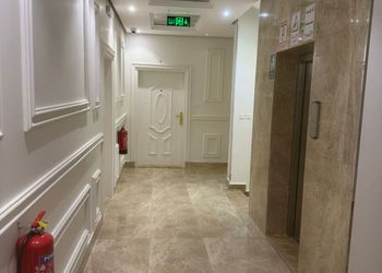 شقة بصالة أنيقة ودخول ذاتي