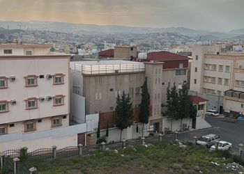 شقة بصالة وثلاث غرف نوم 