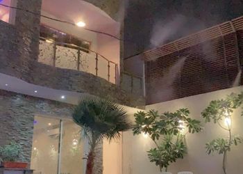 فيلا بجلسه مطله على مسبح 